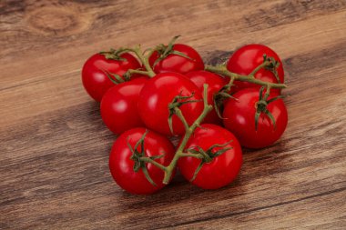 # Tatlı, olgun, tatlı domates dalında #