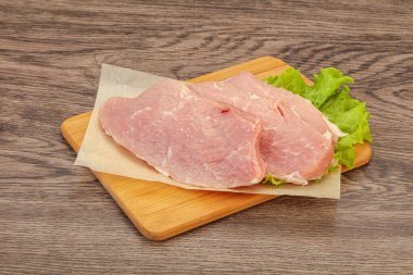 Çiğ domuz eti pişirmeye hazır.