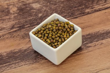 Vejetaryen mutfağı. Pişirmek için kuru yeşil mercimek.