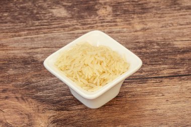 Tabakta çiğ Hint basmati pilavı