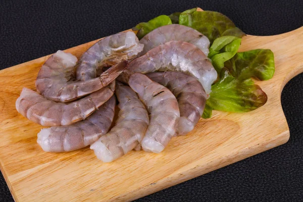 Langostinos Crudos Listos Para Cocinar Hojas Ensalada Servidas —  Fotos de Stock