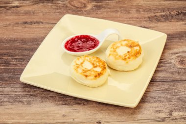 Kahvaltıda çilek reçelli süzme peynirli krep.