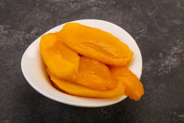 Şuruplu tatlı mango dilimleri.