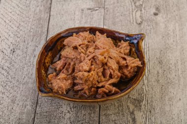 Salata için konserve ton balığı filetosu.