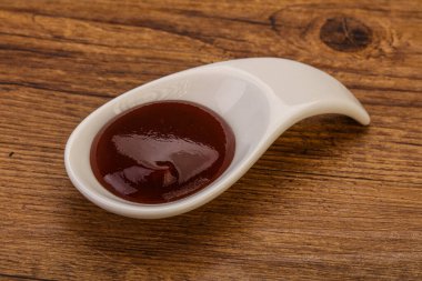 Geleneksel domates barbekü sosu kasede