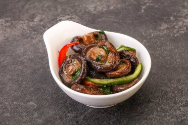 Baharatlı ve otlu terbiye edilmiş Shiitake mantarı.