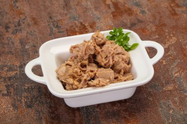 Kasede ton balığı konservesi fesleğen yaprağı var.