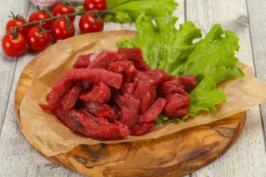 Çiğ et dilimlenmiş, pişirmeye hazır.