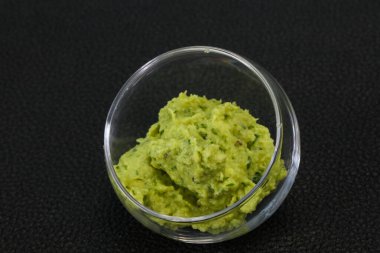 Acı biberli baharatlı avokado sosu.