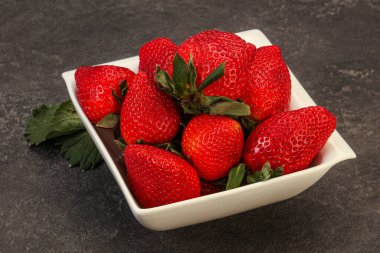 Yapraklı kasede olgun tatlı çilek