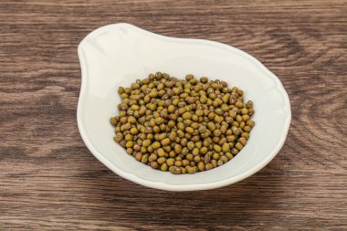 Vejetaryen mutfağı. Pişirmek için kuru yeşil mercimek.