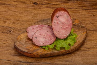 Baharatlı ve otlu füme jambon.