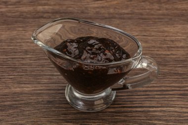 Kasede acı biber sosu var.