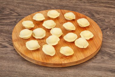 Pişirmek için çiğ etli börek.