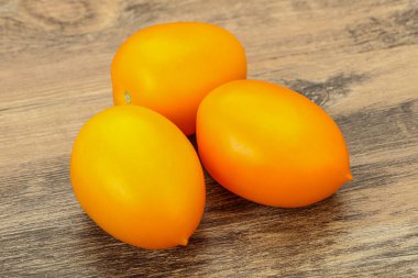 Az sayıda sarı olgun domates lezzetli sebzeler