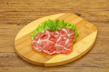 Lezzetli tütsülenmiş domuz budu.