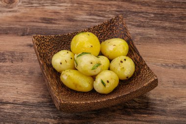 Kasede taze haşlanmış patates soğan servis edildi.