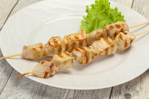 Gegrillter Schweinespieß Serviert Salatblätter — Stockfoto