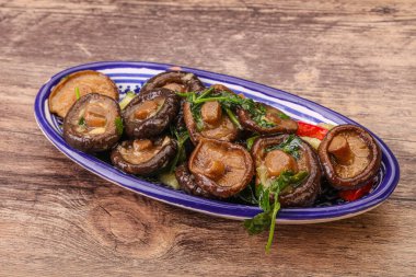 Baharatlı ve otlu terbiye edilmiş Shiitake mantarı.