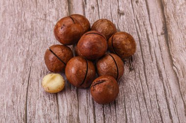 Kahverengi yakın plan Macadamia ceviz yığını.