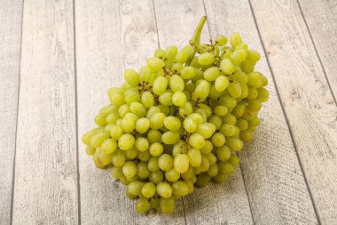 Arka planda tatlı yeşil üzüm dalı