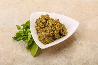 Fesleğen ve sedir fıstıklı yeşil sos sosu.