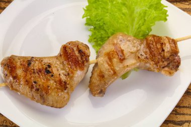 Baharatlı soslu tavuk kanadı şişi.