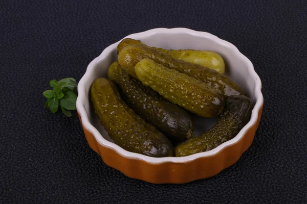 Pepinos Escabeche Montón Tazón Servido Hojas Albahaca — Foto de Stock