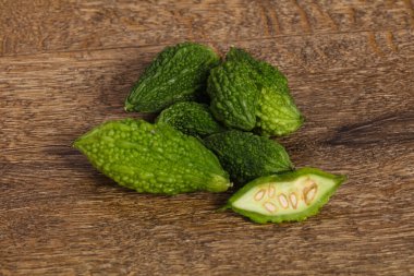 Tropikal egzotik sebze-acı kavun yığını