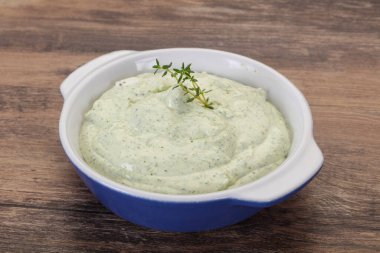 Bitki ve sarımsaklı süzme krema.