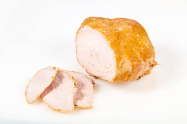 Beyaz arka planda tütsülenmiş tavuk göğsü.