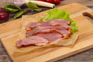 Dilimlenmiş ördek göğsü salata yaprağı servis etti