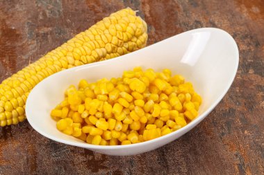 Tatlı taze mısır tohumları kasede 