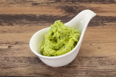 Acı biberli baharatlı avokado sosu.