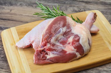 Çiğ ördek bacağı pişirmek için biberiye servis edilir.