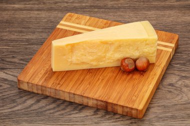 Tahtanın üzerinde fındıklı parmesan peyniri.