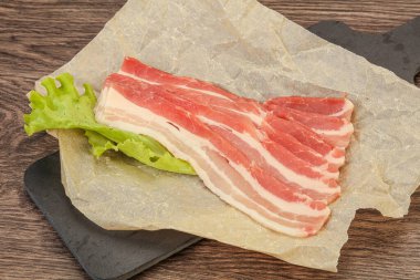 Fırında pişmemiş domuz pastırması.