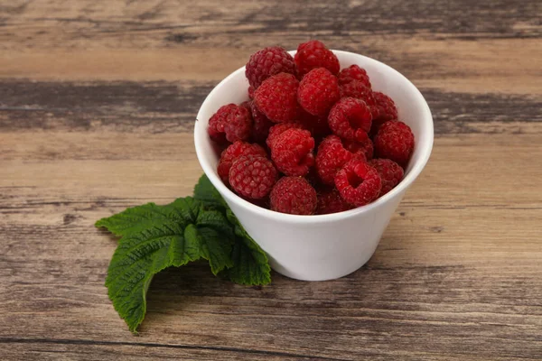 Rote Helle Reife Süße Himbeere Mit Blatt — Stockfoto