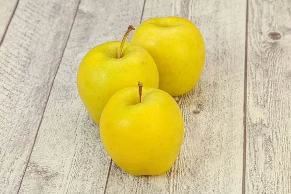 Manzanas Doradas Dulces Maduras Sabrosas Sobre Fondo — Foto de Stock