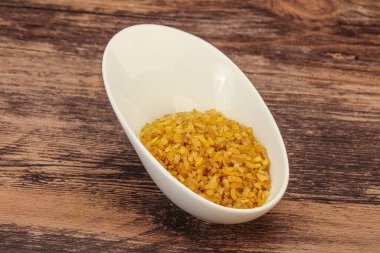 Vejetaryen mutfağı. Kasede pişirmek için kuru bulgur.