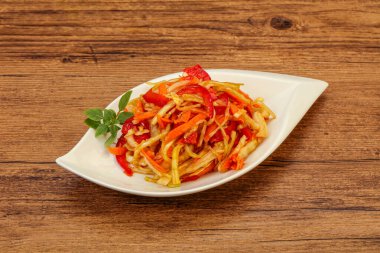 Havuç ve biberli vejetaryen lahana salatası 