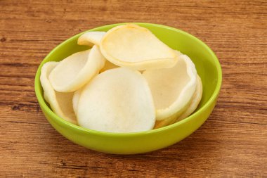 Asya usülü - kâsede ev yapımı karides cipsi