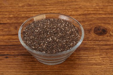 Baharatlı chia tohumları kasede yığılıyor.