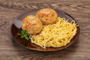 Peynirli spagetti ve ev yapımı tavuk pirzolası.