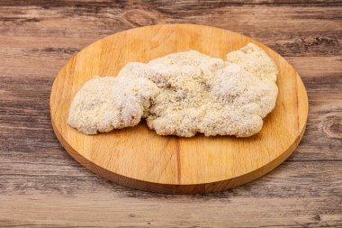 Kızartma için çiğ domuz eti şnitzel.