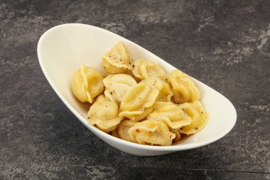 Et ve baharatlı Rus geleneksel hamur tatlısı.