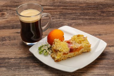 Kayısı ve kahveyle kabuklu turta.