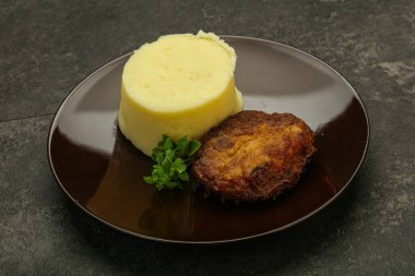 Ev yapımı domuz pirzolası ve patates püresi.