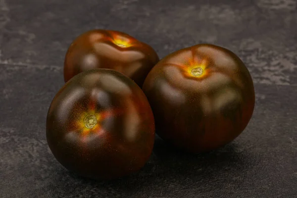 Preto Saboroso Suculento Kumato Tomate Heap — Fotografia de Stock