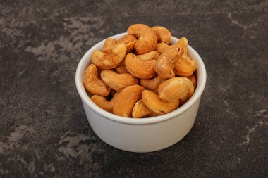 Kavrulmuş kaju yığını kasede